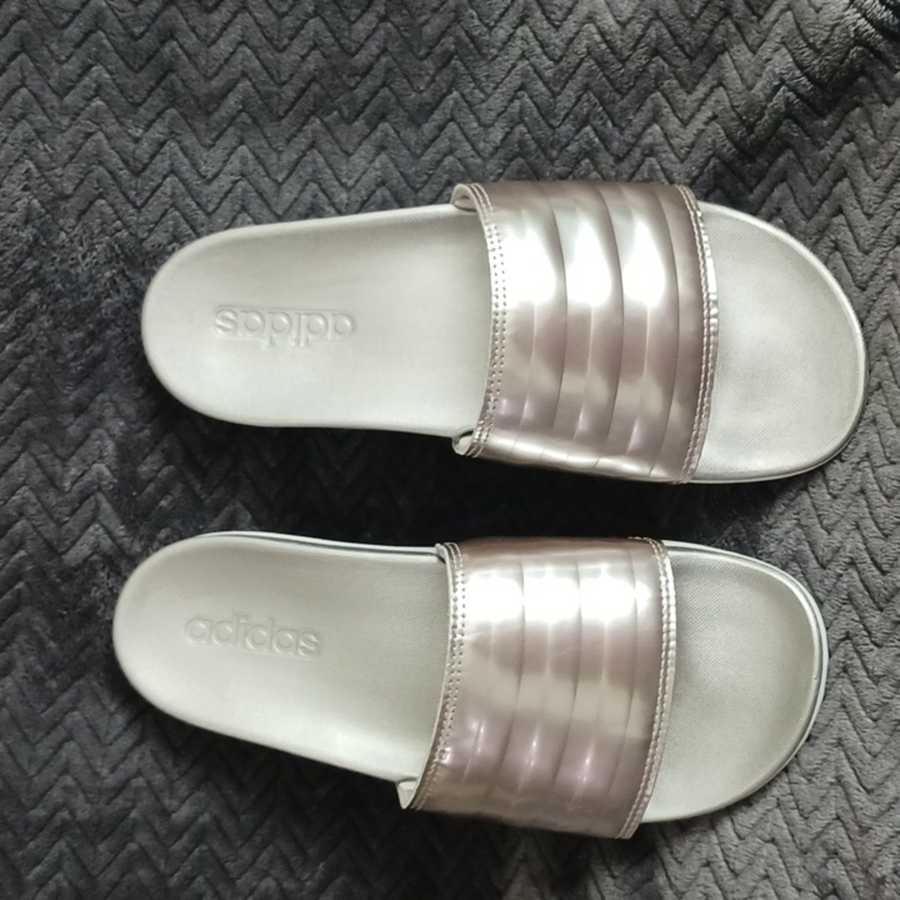 adidas size 9 sandals, in great condition